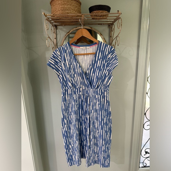 Boden Dresses & Skirts - Boden Blue & White Pattern Cotton Jersey Dress W/ Cap Sleeve V Neck Wrap size 8
